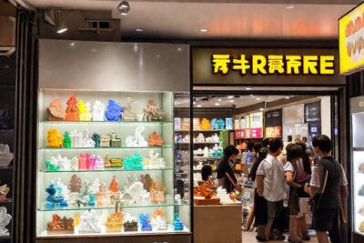 Una tienda moderna y atractiva exhibe productos