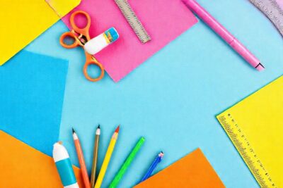 Materiales escolares crean composición alegre