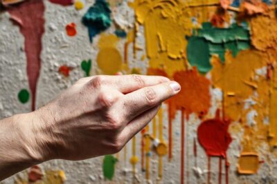 Manos creativas y color vibrante