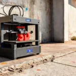 Impresora 3D exterior con concreto colorido