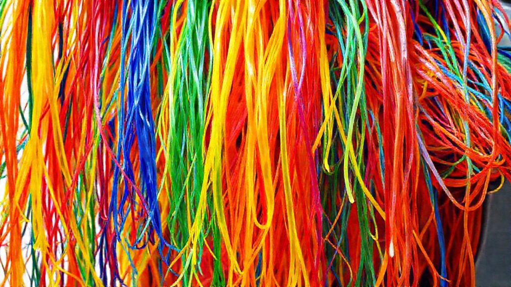 Filamentos plásticos reciclados crean patrones vibrantes