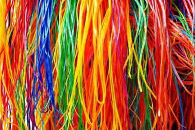 Filamentos plásticos reciclados crean patrones vibrantes