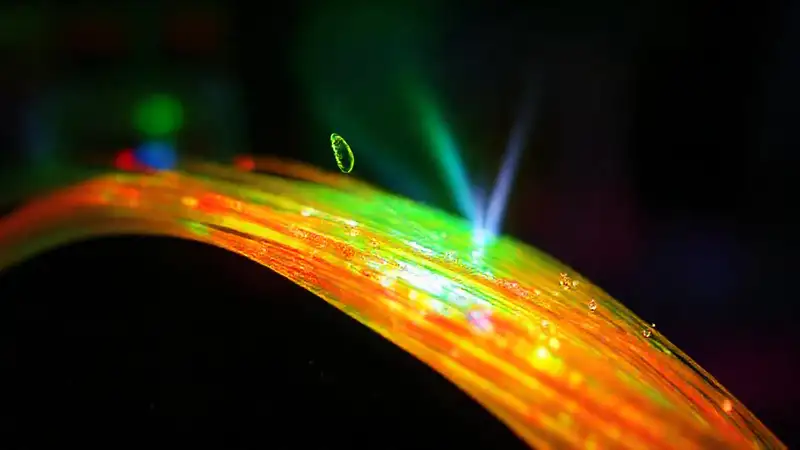 Filamento biodegradable dañado bajo luz UV