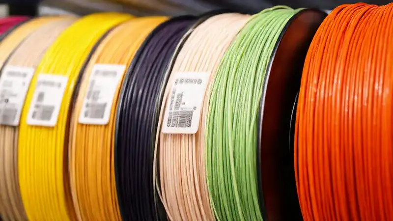 Hilos coloridos y detallados se exhiben