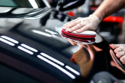 Un mecánico pulía un coche brillante