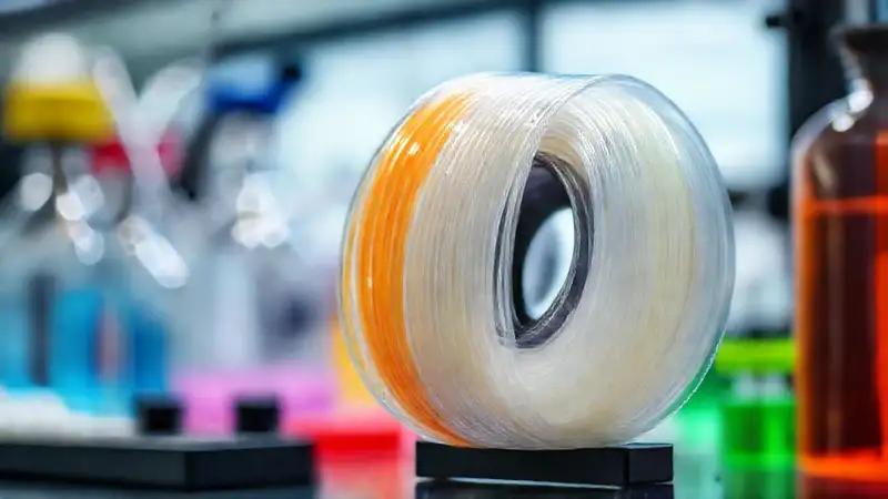 Filamento biodegradable transparente en laboratorio