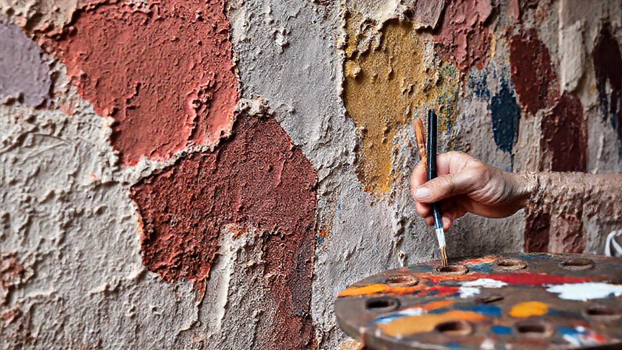 Pintor crea texturas detalladas con colores