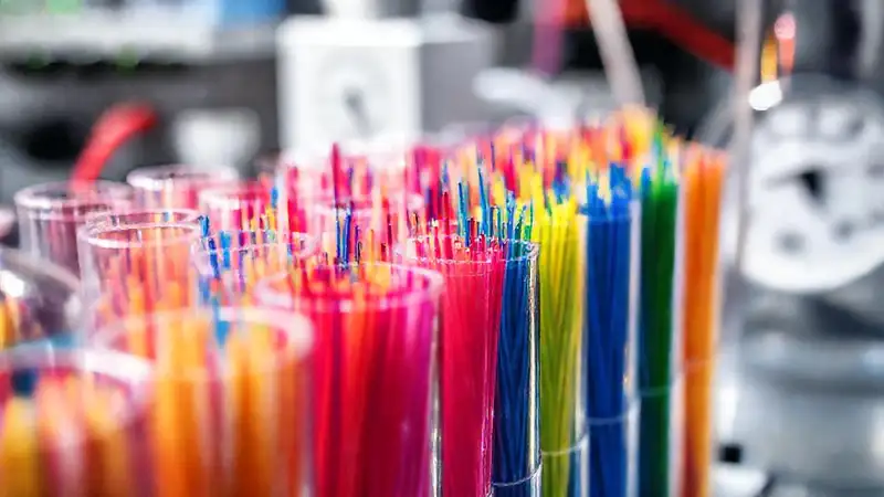 Laboratorio analiza filamentos coloridos con precisión