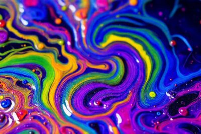 Resina y pigmentos crean texturas abstractas
